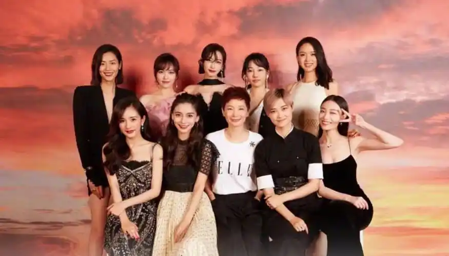 杨幂与唐嫣同框却与杨颖有意互粘,俩人关系再引猜疑