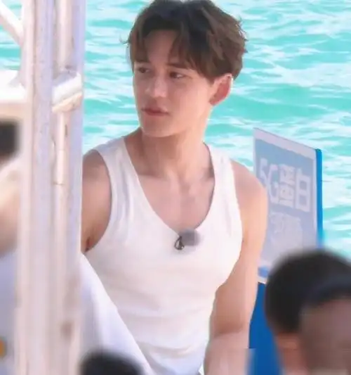 跑男9三亚路透照本以为蔡徐坤够迷人谁知黄旭熙凭身材获胜