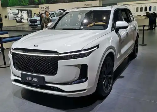 理想one增程电动7座suv
