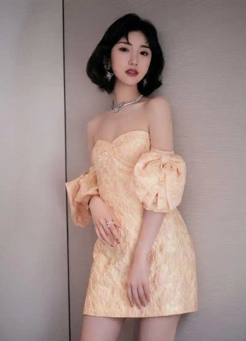 毛晓彤身材娇小