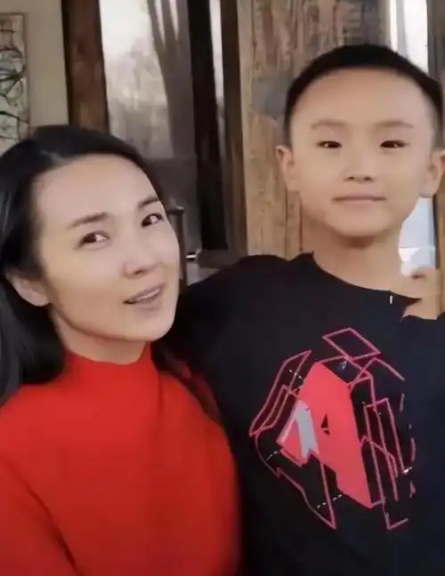 管彤和韩红结婚照(管彤:26岁进央视,41岁结婚,42岁当高龄产妇,今51岁