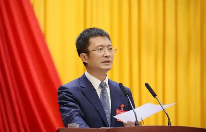 福田区委书记黄伟在开幕大会上作报告党代表认真听取党代会报告党代表