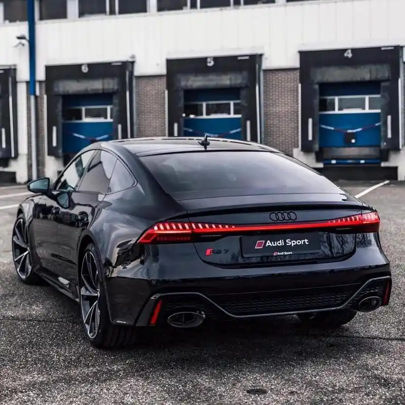 2022款奥迪rs7 奥迪rs7黑武士,21寸铝合金刀锋轮毂,前后红色卡钳,搭载