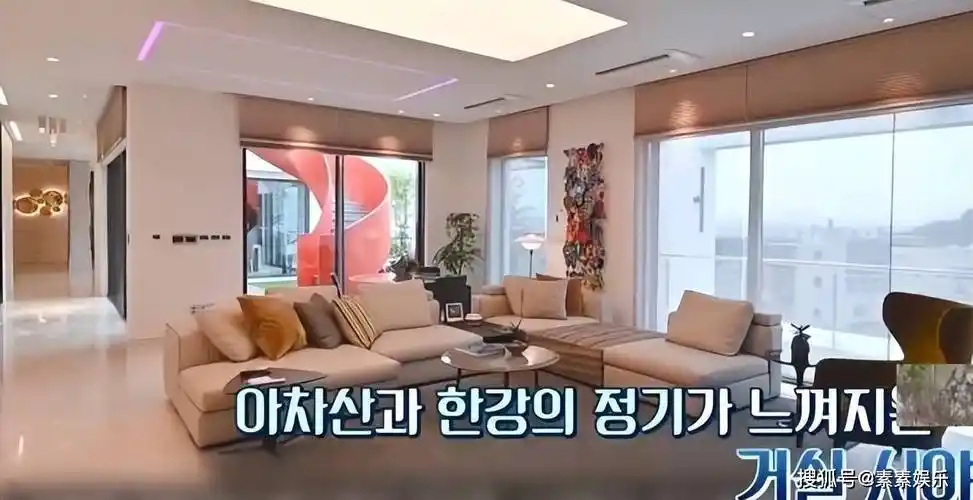 从韩媒此前拍摄到的画面来看,孙艺珍与玄彬的豪宅在整个地段来讲相当