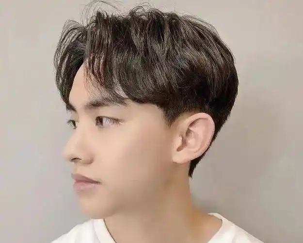 中分刘海男生的"八字刘海"发型其实可以改变很多造型,这样四六分造型