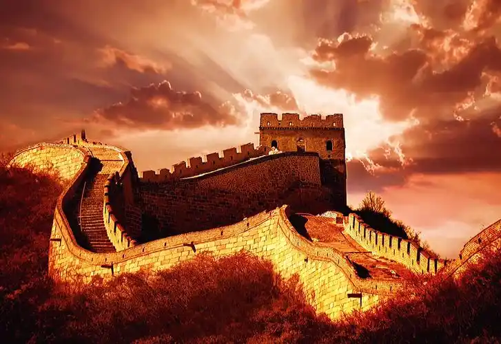 宛若一条巨龙盘旋在山巅上,气势磅礴,雄伟壮观