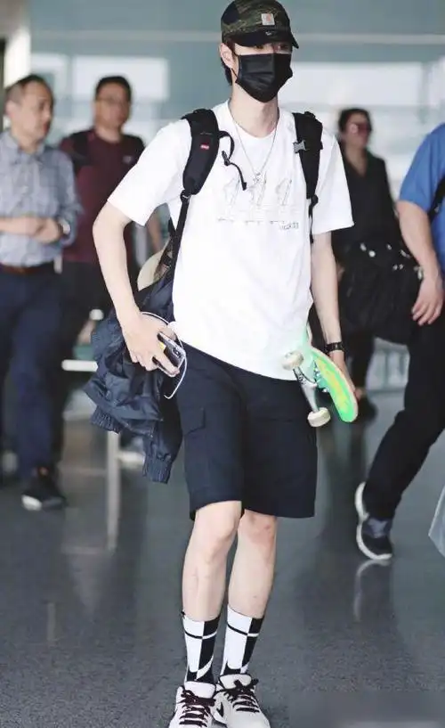 王一博私服太会穿!机场随手抓拍堪比秀场大片,网友:好潮一男的