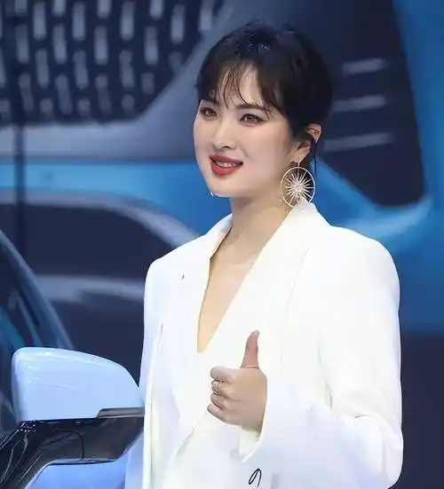 华为选择姚安娜作为新形象代言人的决定,引起了广泛关