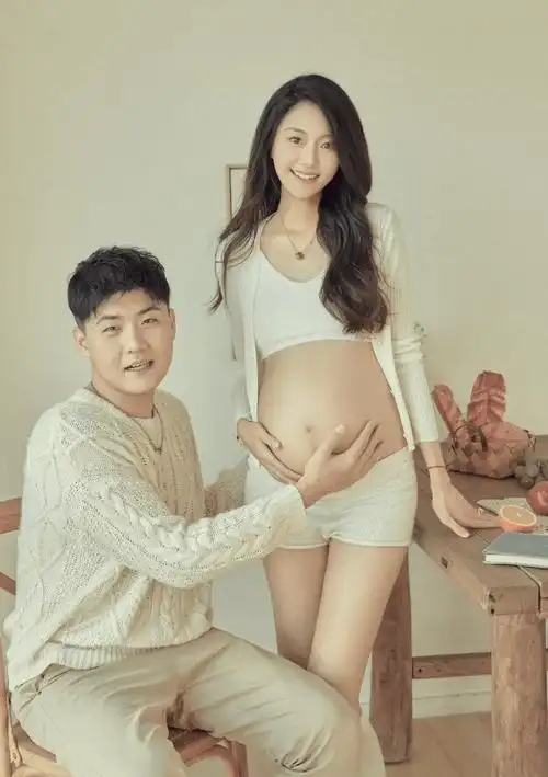 闫学晶孙子满月,儿媳妇穿露腰装拍全家福,小腹突出仍有待恢复_徐梦迪