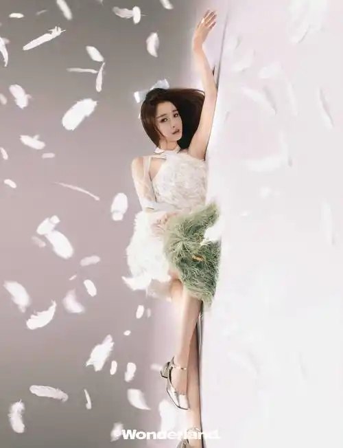 虞书欣wonderland封面,穿时尚衣摆m腿,大秀宅男女神风