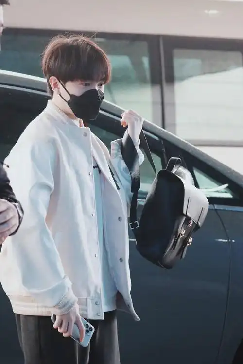 尤长靖昨日从长沙出发飞回北京顺毛小栗子全身图看着更软乎乎