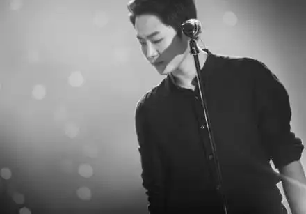 据了解,梁博的女朋友是大学同学,名叫姜薪,两人还挺般配的,都属于沉稳