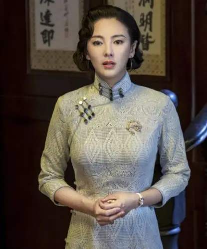 从张雨绮这个造型中就可以看出她对于旗袍装的诠释是很好的,为了让