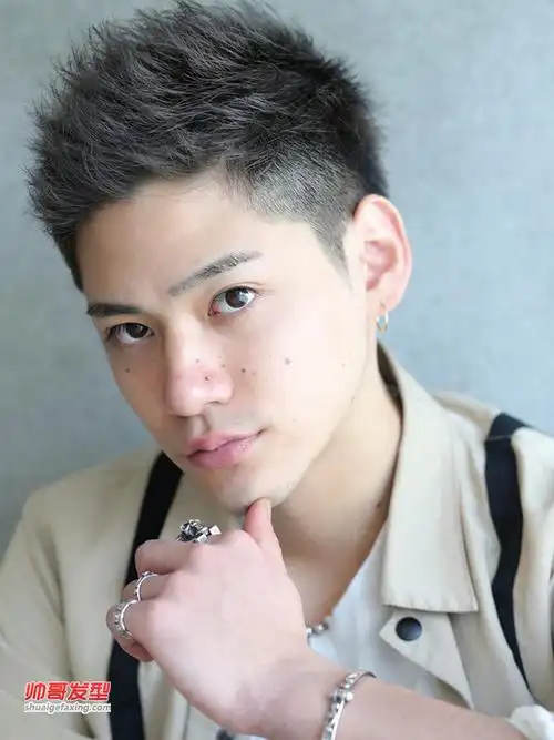 不一样的日式男生发型露额头掀刘海酷帅男生短发