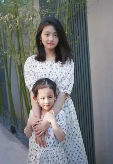 又被骂成熟黄磊7岁二女儿开始染发美甲了网友第二个黄多多