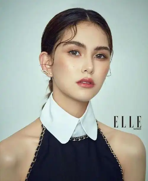 组图:昆凌最新杂志大片野生眉狂野性感 一片式连衣裙秀美背雪肌