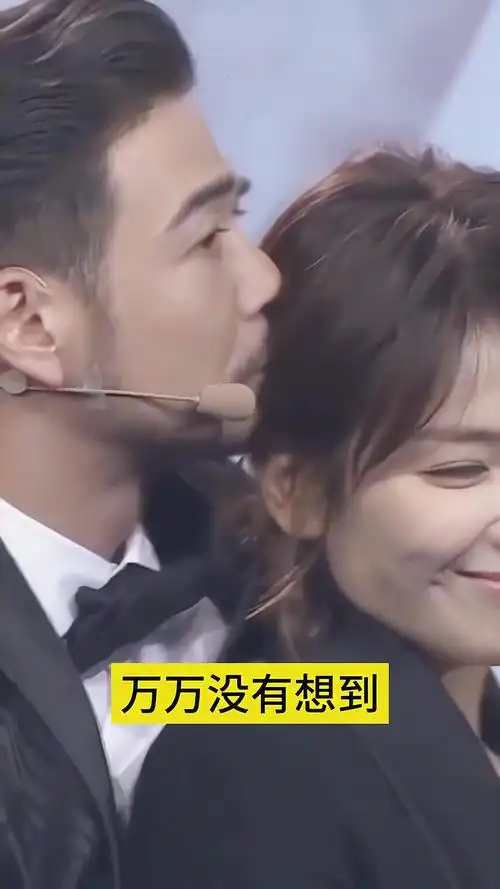 刘涛和杨烁一同参加活动时他们的亲密举止引人注目