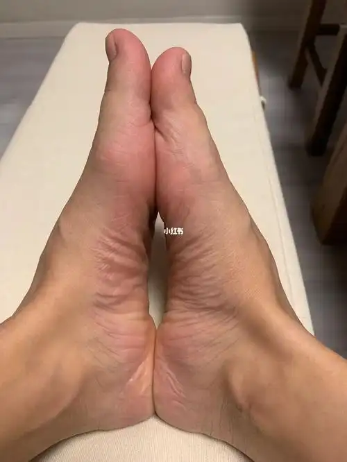 右脚我感觉也就38,但都得迁就左脚买39的鞋,而且一般女生不是应该右脚