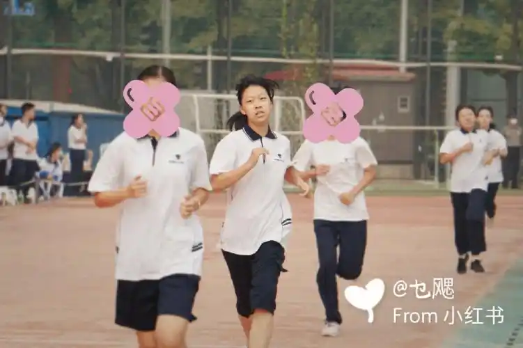 我们的奖牌一直在"升级"非常喜欢那个铜牌和今年54届运动会的奖牌  也