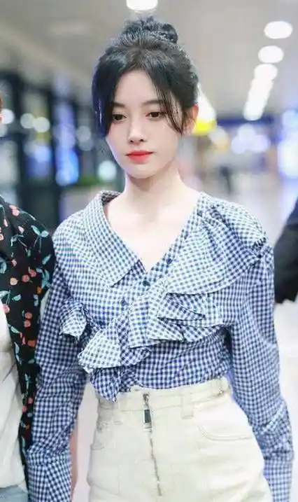 鞠婧祎不愧是冷白皮!与工作人员同框时:确定她没偷开滤镜?