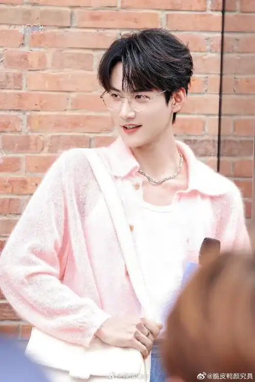 周柯宇粉色开衫造型##周柯宇金丝眼镜杀