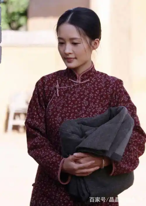 看看早期出席活动的李沁,居然穿"肚兜"_李少红_薛宝钗_白鹿原