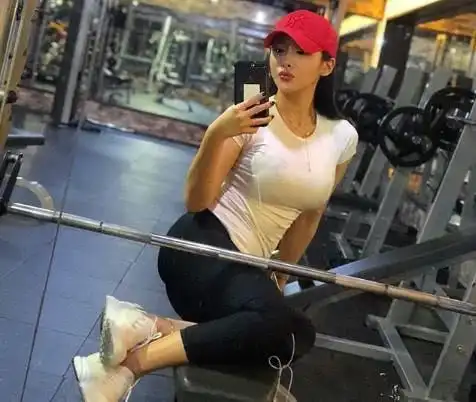 微胖女生身高170体重130斤身材丰腴受欢迎