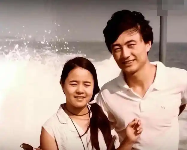 1988年,王宁和"金龟子"刘纯燕去领结婚证,工作人员问王宁:"怎么一个人