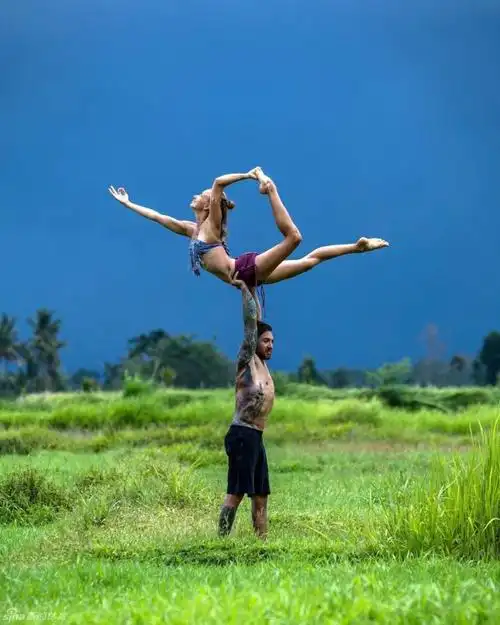瑜伽情侣高难度姿势秀恩爱