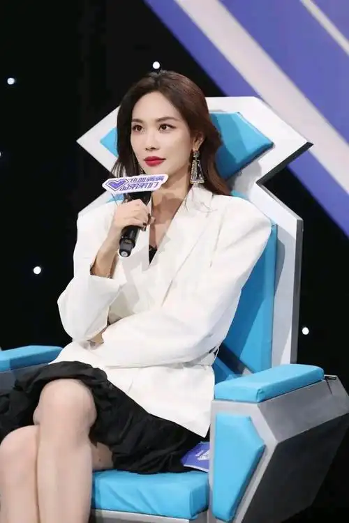 王菲菲精美壁纸:容貌精致,优雅大方,太让人喜欢了!