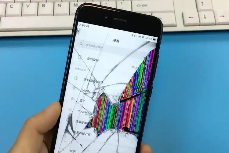 碰一下就"碎屏"的手机壁纸,效果超逼真