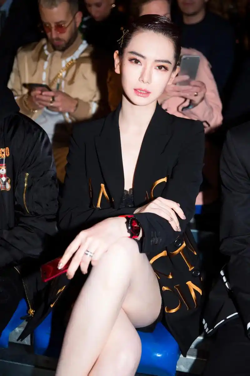 戚薇现身米兰时装周混搭风穿衣既酷感又柔美