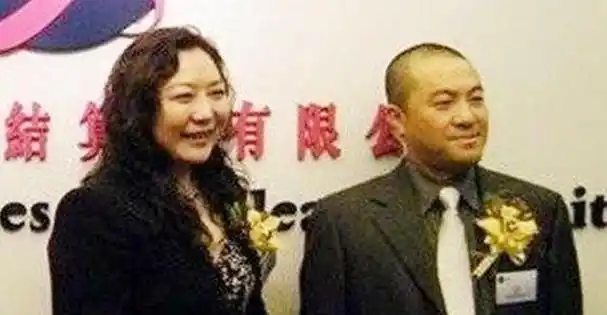 重庆富豪蔡奎:分走前妻200亿,买豪宅娶空姐,身价暴涨300亿