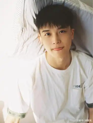 帅气又呆萌的男生,在生活中会遇到很多让人想要保护他的想法,这位帅气