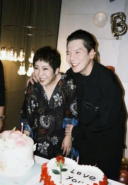 然而随着年龄增长,向华强也逐渐隐退幕后,将舞台留给妻子和儿子,现在