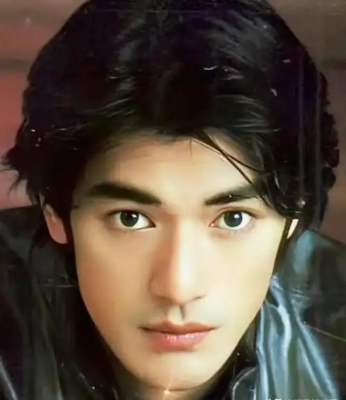 看了金城武的旧照,才明白:李小冉秦岚为啥相继沦陷,亚洲第一帅