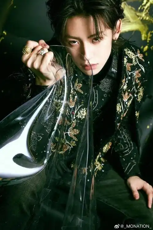 小鬼-王琳凯#小鬼王琳凯#    国风刺绣外套:@moiselle_hk  花卉图案