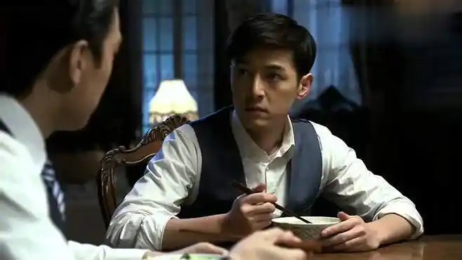 伪装者:东西打坏了谁给钱?明台低头猛吃面,明楼借口跑路!