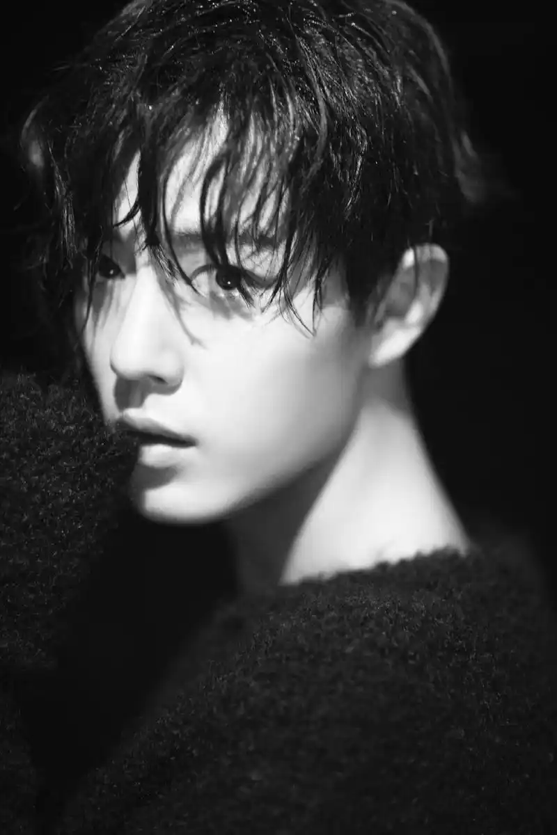 肖战侧颜帅气出镜 浴缸照湿发造型诱惑力满分