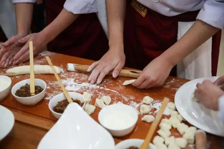 四年级:《我要过好年》 要求:制作窗花,学包饺子,吃团圆饭,将过程以