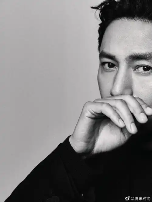 鹅娘星光#@陈坤生日写真,黑白光影,不负岁月,期待未来更多精彩.