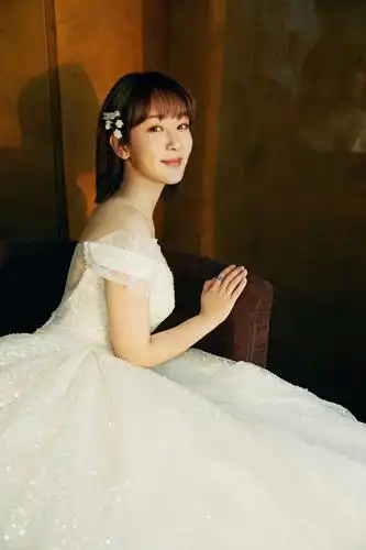 杨紫短发美出新高度,花朵发卡柔美清纯,跨年造型似白雪公主