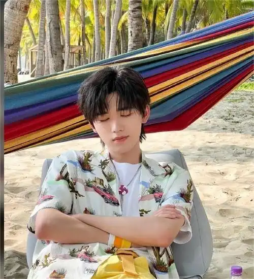 宋亚轩闭眼要抱抱#宋亚轩白t牛仔裤清爽帅气少年感满满!我不管!