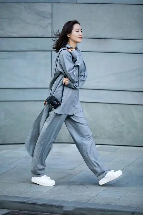 气质女星王智休闲风时尚街拍图片_明星_美桌网