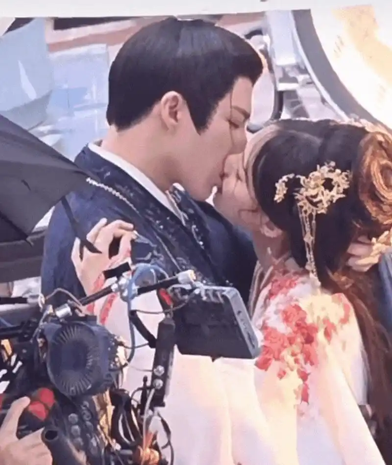 刘宇宁和李一桐吻戏花絮,身高差也太好磕了!