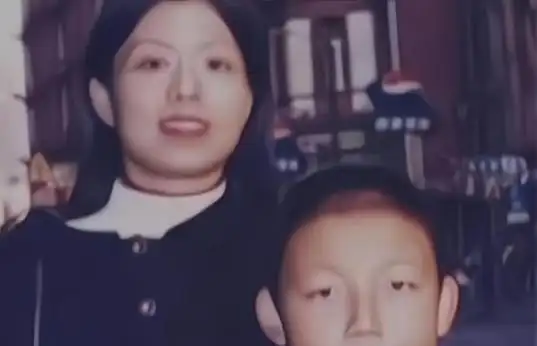 错换人生,一看郭威和姚策儿时照片就明白谁是亲生的