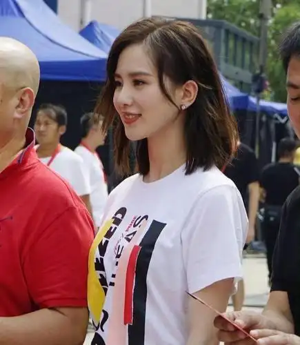 女明星们只要身材保持的好,根本不怕路人镜头,脸都是非常美的,颜值