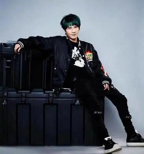 大张伟认真起来竟有几分薛之谦的深情,这可真是让人意外.