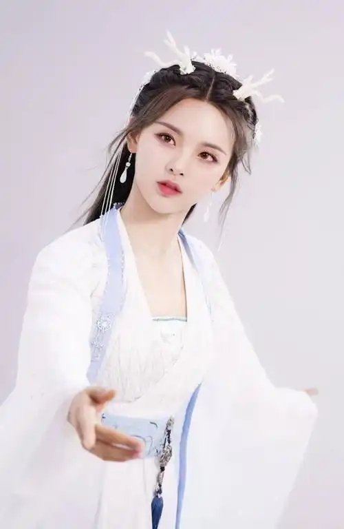 还记得《创造101》中,被大家奉为娱乐圈第一锦鲤的杨超越.