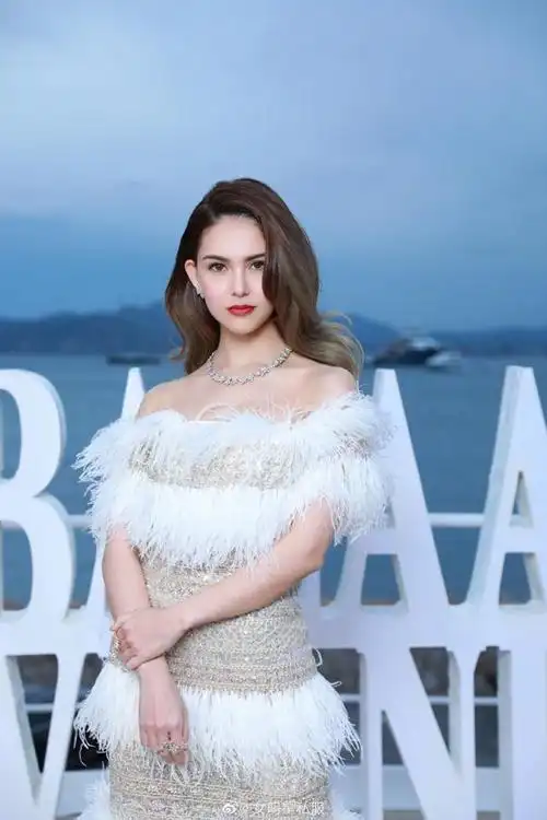 难怪周杰伦喜欢昆凌戛纳两套华服黑白配演绎仙女与气势女王